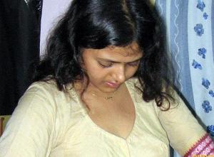 Abitha Aunty_32.jpg Cute Abitha Aunty Saree Candid Panties and Nudes